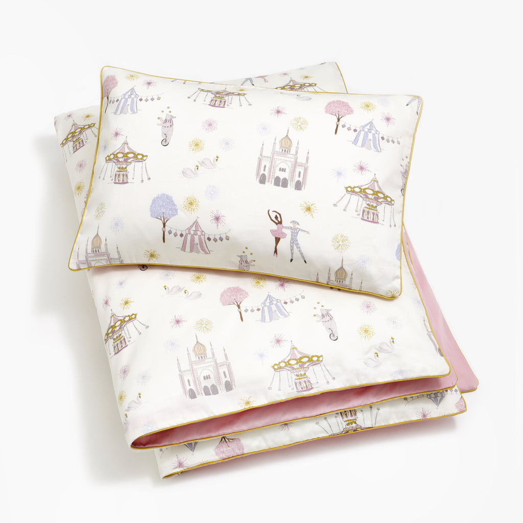 Toddler duvet in the "Adventures in Wonderland" print in the color rose, with the matching toddler pillow
