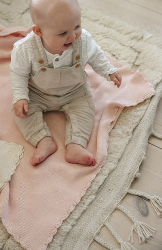 Newborn photoshoot with knit blanket