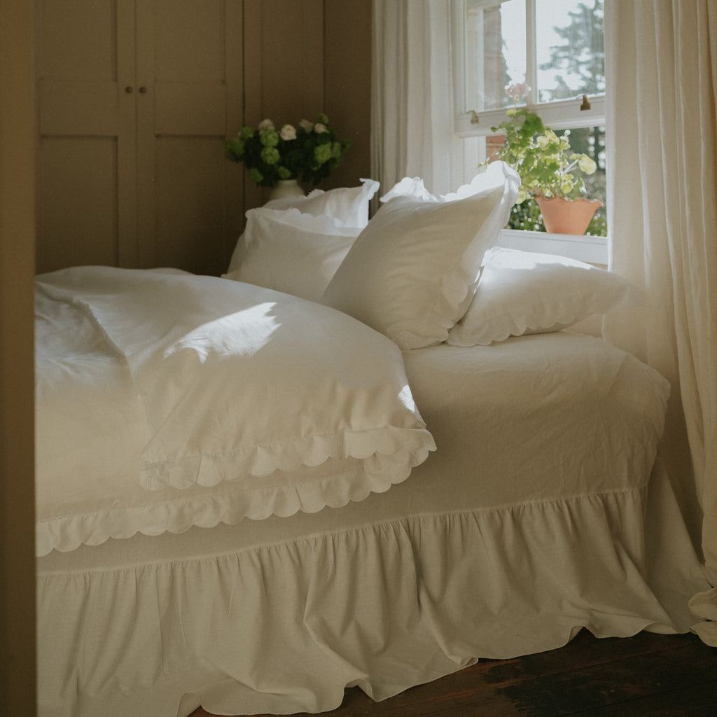 Scalloped Starlight Full/Queen in White