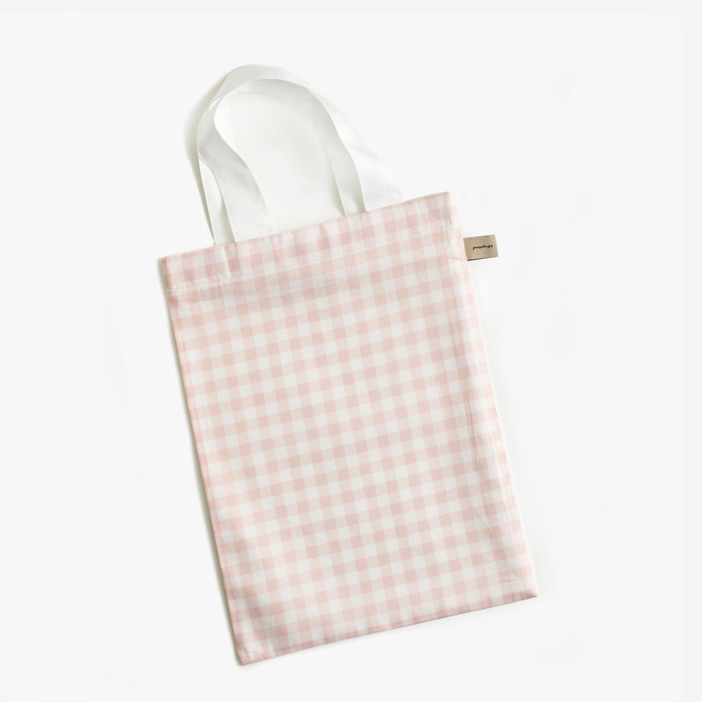 Packaging of bedding in pink gingham 