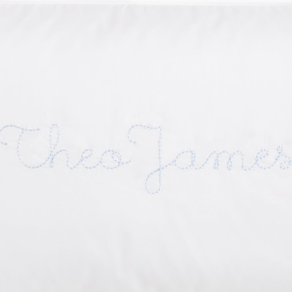Monogram of "Theo James"