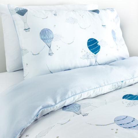 Twin duvet sheet set in the "Touch The Sky" print in the color blue, the set includes a duvet cover and a standard pillowcase