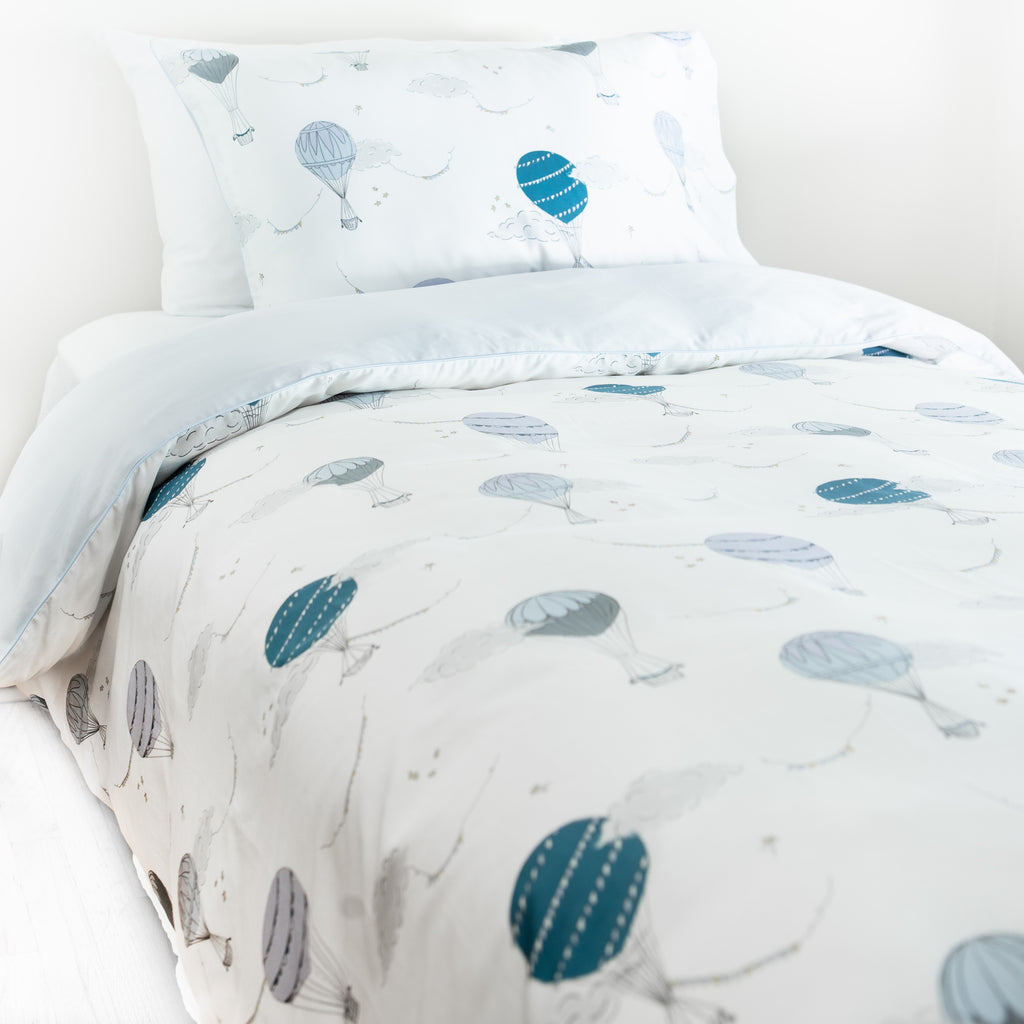 Twin duvet sheet set in the "Touch The Sky" print in the color blue, the set includes a duvet cover and a standard pillowcase