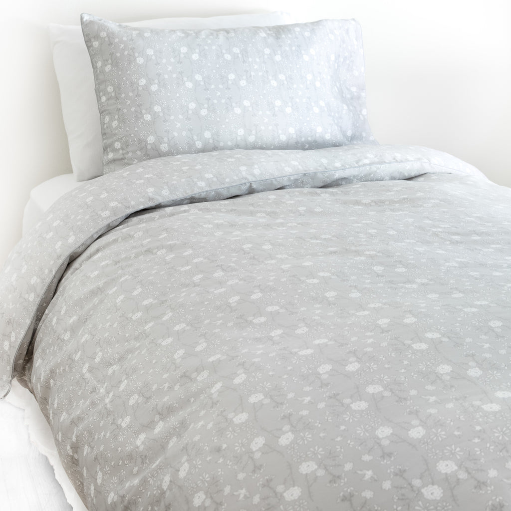 Twin duvet sheet set in the "Bird's Song" print in the color grey, the set includes a duvet cover and a standard pillowcase